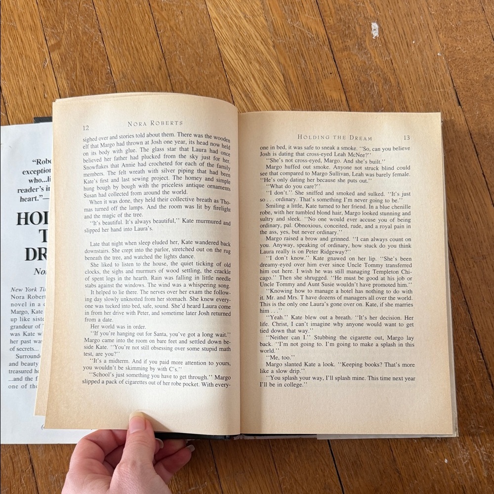 Nora Roberts - Holding the Dream hardcover - Picture 16 of 16